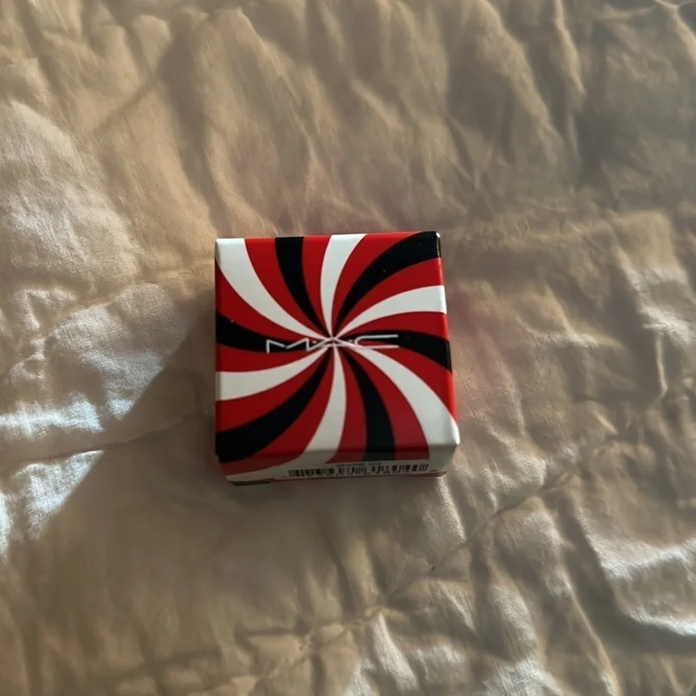 -new in box M.A.C. Hypnotizing Holiday Collection eyeshadow- CALLING YOUR BUFF!